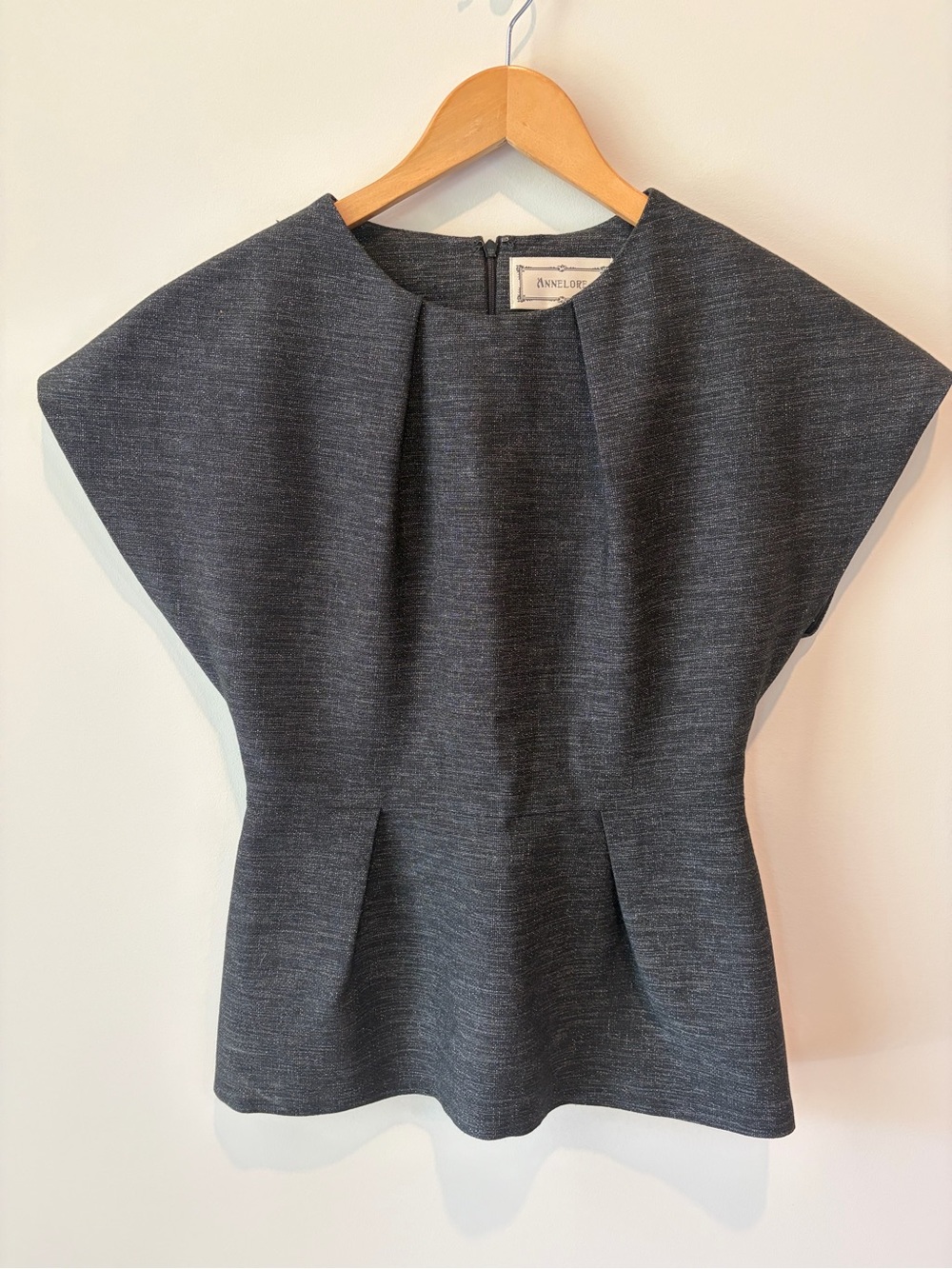 Annelore Women's Structured Gray Round Neck Cap Sleeve Zip Back Blouse Size 6